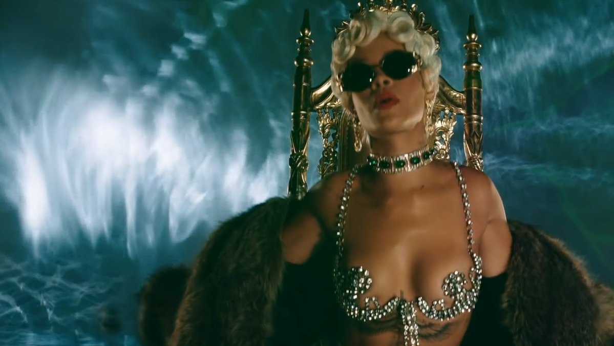 Rihannas video till låten Pour it up är minst sagt het. 
